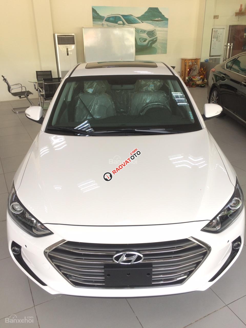 Bán Hyundai Elantra 2018, KM cực cao, xe giao ngay giá cực tốt-1