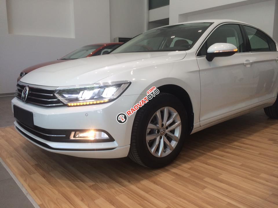 Volkswagen Passat 1.8L TSI E năm 2016, màu trắng ngọc trai. Hỗ trợ vay 80% giá trị xe, LH Hương 0902.608.293-6