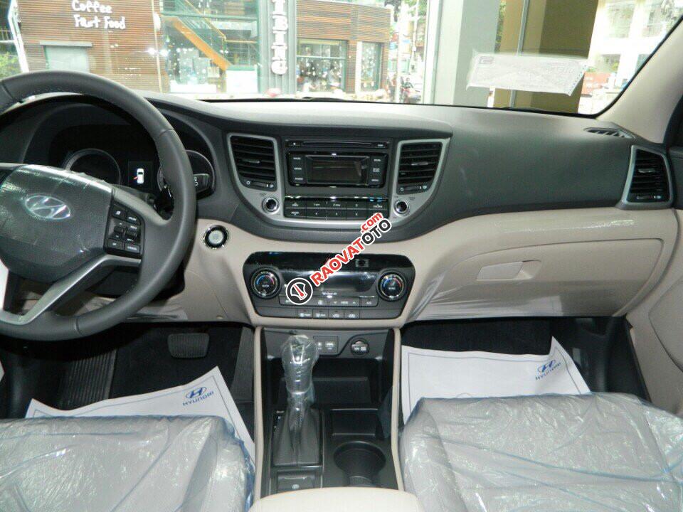 Giá xe Hyundai Elantra 1.6 MT đời 2017, màu trắng. Giá 659 triệu bao gồm tất cả chi phí. LH Hương: 0902.608.293-12