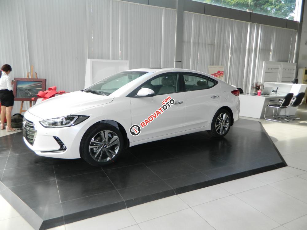 Hyundai Elantra đời 2017, màu trắng, giá chỉ 565 triệu, gọi ngay 098.960.9151-0