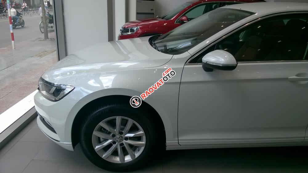 Volkswagen Passat 1.8L TSI E năm 2016, màu trắng ngọc trai. Hỗ trợ vay 80% giá trị xe, LH Hương 0902.608.293-16