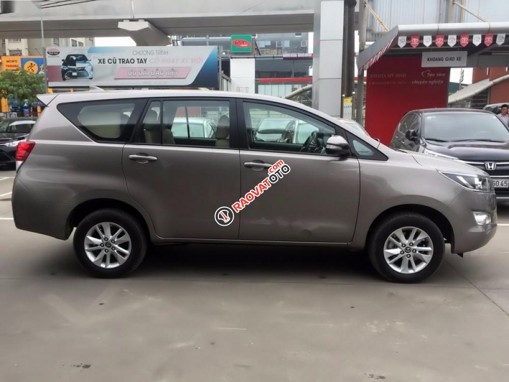 Bán ô tô Toyota Innova 2.0E đời 2017, màu bạc số sàn, 745 triệu-0