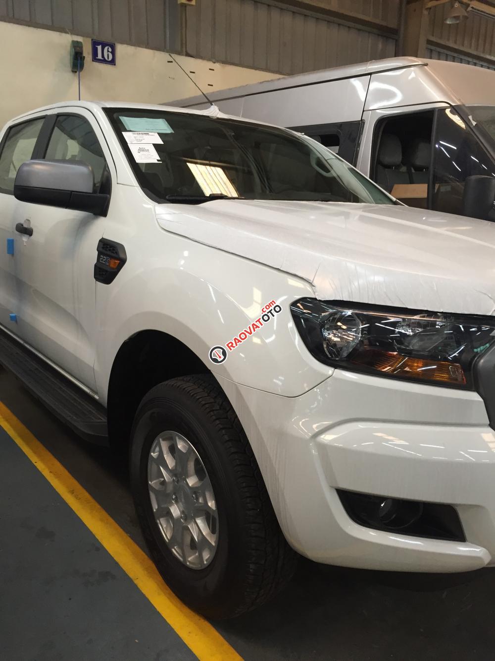 Bán Ford Ranger mới 100% màu trắng, giá cực rẻ, tặng thêm phụ kiện, hotline: 0942552831-2