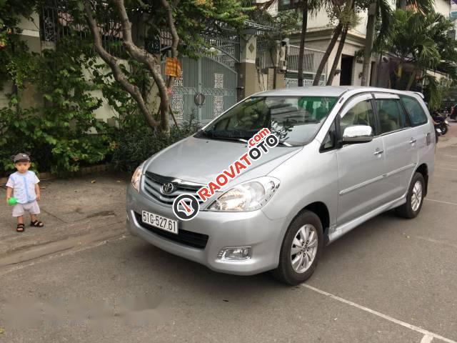 Chính chủ bán Toyota Innova G đời 2010, màu bạc-0