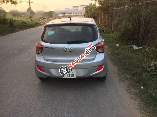 Bán xe Hyundai Grand i10 2015, màu bạc-0