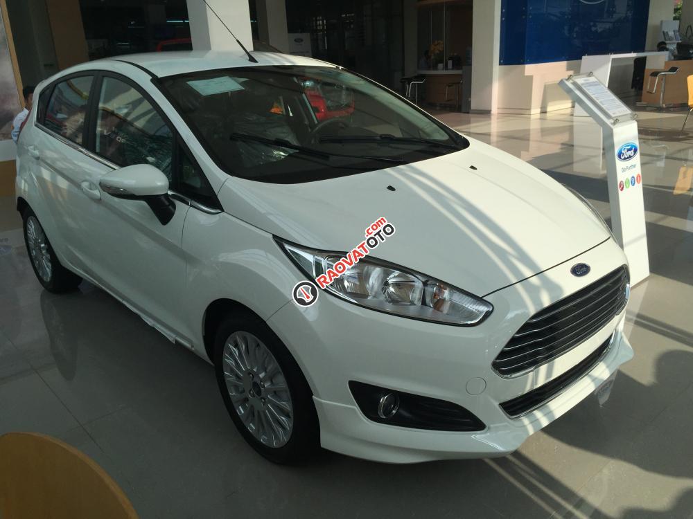 Cần bán xe Ford Fiesta 2018, màu trắng+ KM bộ PK chính hãng, giá 520tr-0