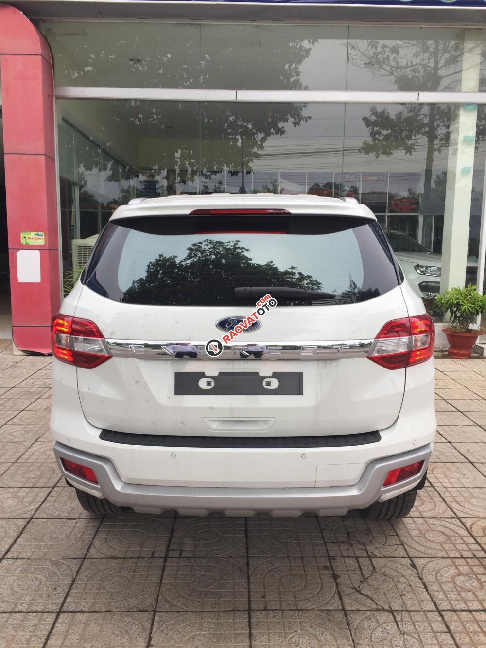 Bán Ford Everest 2.2L MT 4x2 Ambiente đời 2018, màu trắng, nhập khẩu-1