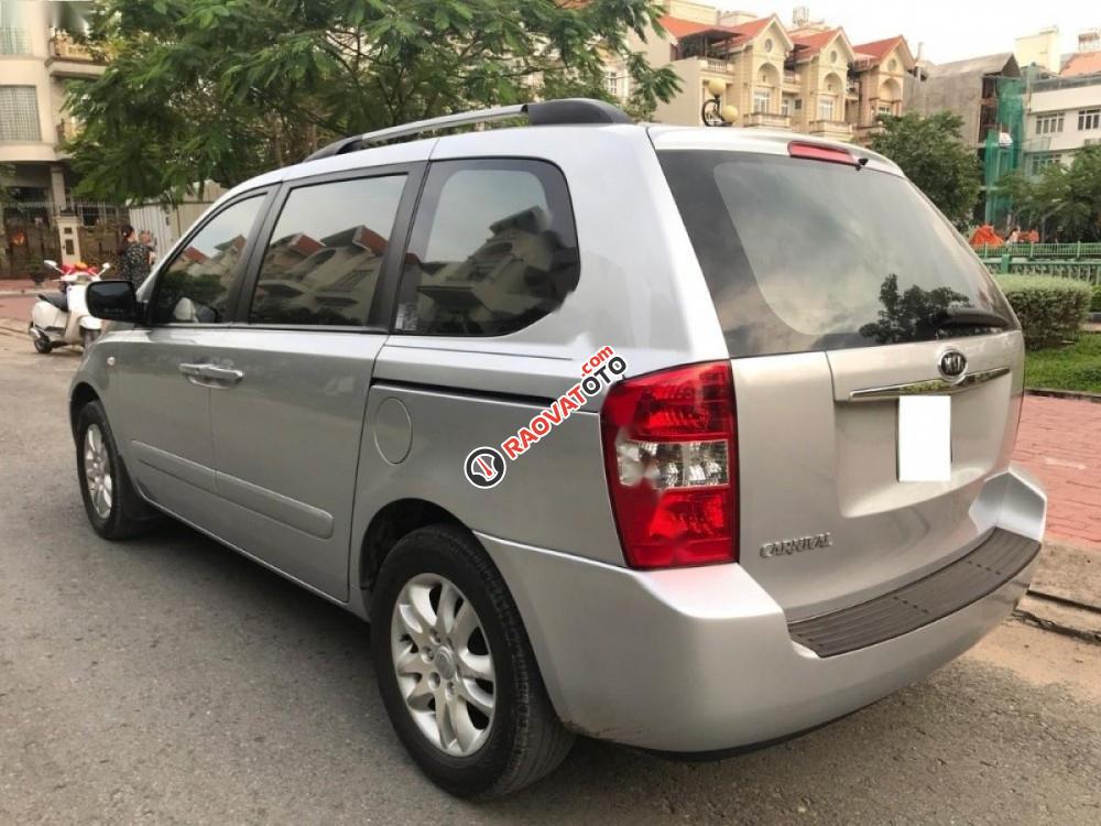 Cần bán gấp Kia Carnival 2.7 MT đời 2010, màu bạc, nhập khẩu Hàn Quốc, giá chỉ 395 triệu-3