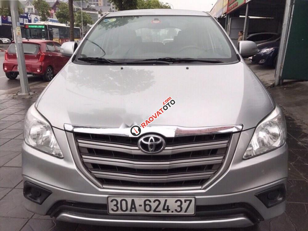 Bán Toyota Innova 2.0E năm 2015 như mới, giá tốt-0
