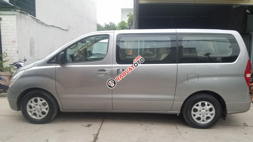 Bán ô tô Hyundai Starex 9 chỗ, đời 2011, máy dầu, màu bạc, số sàn, phiên bản cao cấp có ghế xoay, Xe mới 95%-1