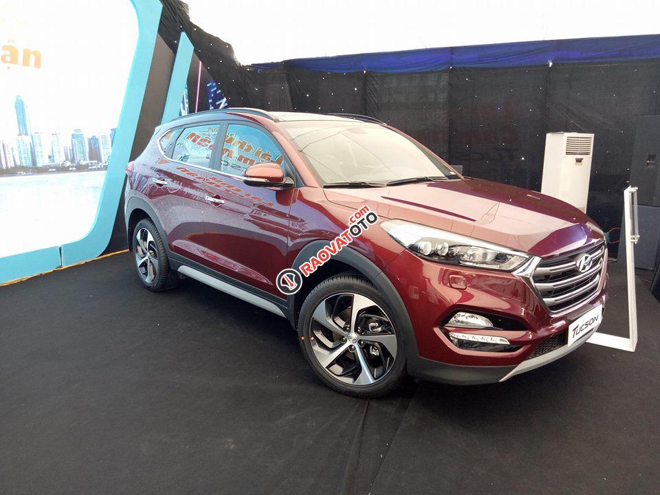 Bán xe Hyundai Tucson 1.6 T-GDI 2WD CKD 2017(xăng tăng áp) màu đỏ, mới-1