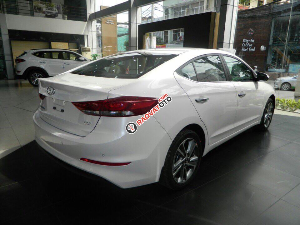 Giá xe Hyundai Elantra 1.6 MT đời 2017, màu trắng. Giá 659 triệu bao gồm tất cả chi phí. LH Hương: 0902.608.293-6