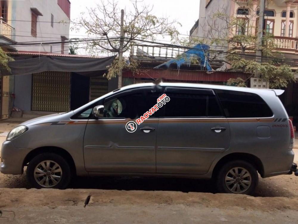 Bán ô tô Toyota Innova J đời 2008, màu bạc, giá tốt-2