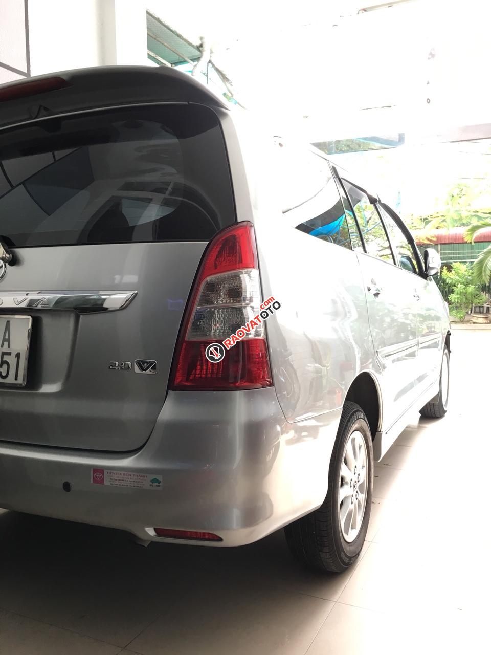 Cần bán xe Toyota Innova V đời 2013, màu bạc, số tự động-3