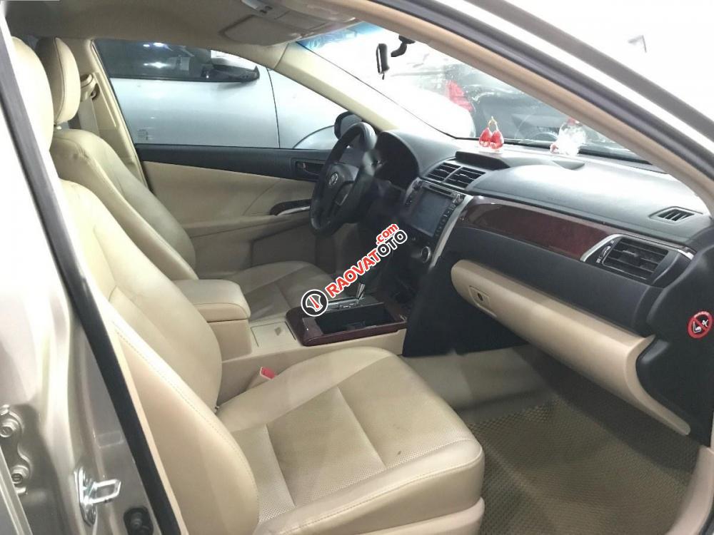 Cần bán gấp Toyota Camry 2.0E sản xuất 2013, chính chủ-4