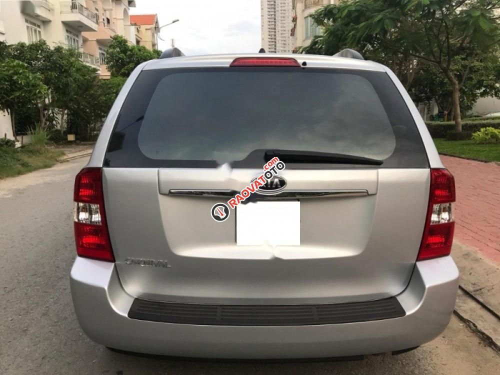 Cần bán gấp Kia Carnival 2.7 MT đời 2010, màu bạc, nhập khẩu Hàn Quốc, giá chỉ 395 triệu-2