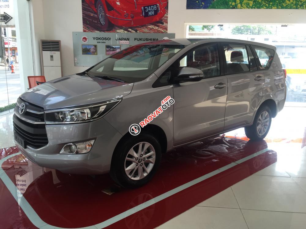 Bán Toyota Innova 2.0 E đời 2018, màu bạc, giao ngay, tặng BH thân xe, gói phụ kiện 45tr-1