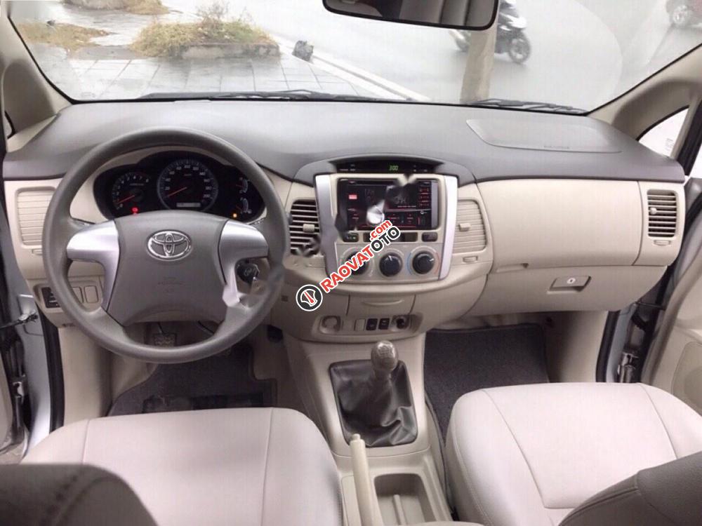 Bán Toyota Innova 2.0E năm 2015 như mới, giá tốt-7