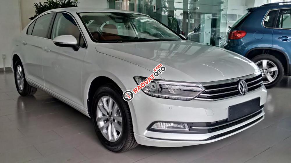 Volkswagen Passat 1.8L TSI E năm 2016, màu trắng ngọc trai. Hỗ trợ vay 80% giá trị xe, LH Hương 0902.608.293-4