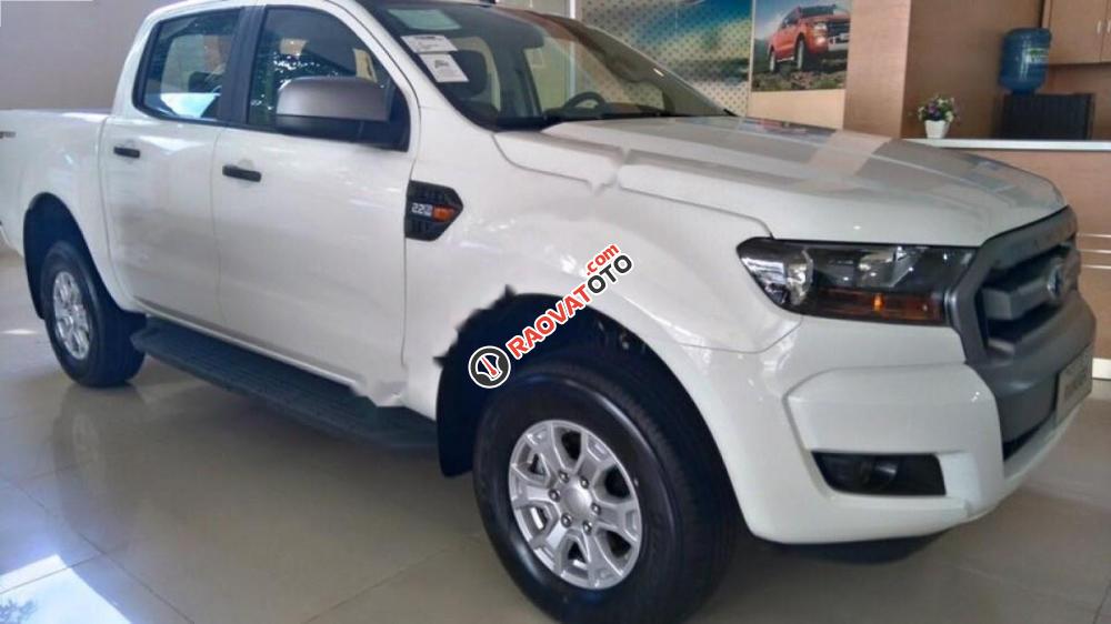 Cần bán xe Ford Ranger XLS 2.2L 4x2 MT đời 2017, màu trắng, nhập khẩu nguyên chiếc-0