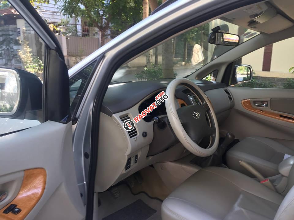 Bán Toyota Innova 2.0 G đời 2010, màu bạc chính chủ xe gia đình-3