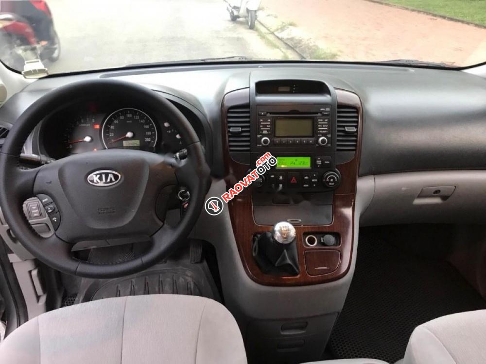 Cần bán gấp Kia Carnival 2.7 MT đời 2010, màu bạc, nhập khẩu Hàn Quốc, giá chỉ 395 triệu-6