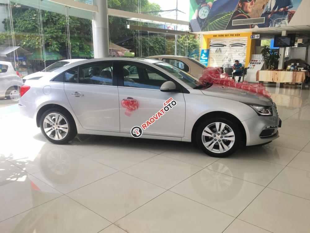 Bán xe Chevrolet Cruze LT năm 2017, màu bạc-2