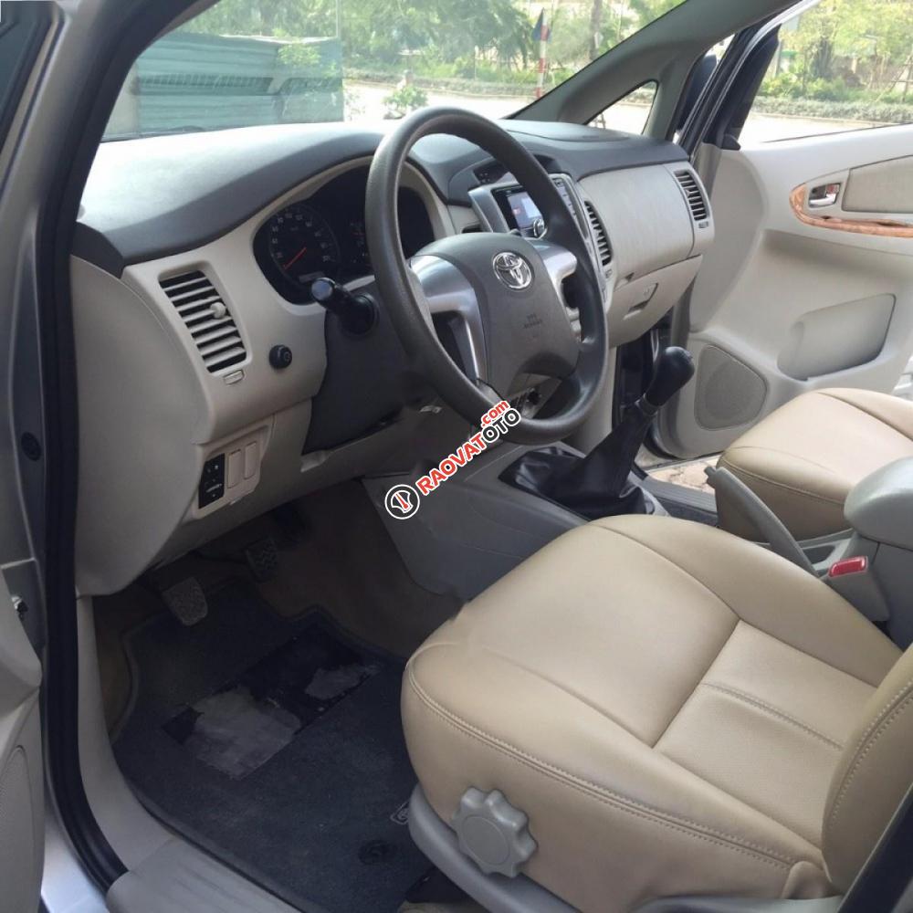 Bán xe Toyota Innova 2.0E sản xuất 2015, màu bạc chính chủ-6