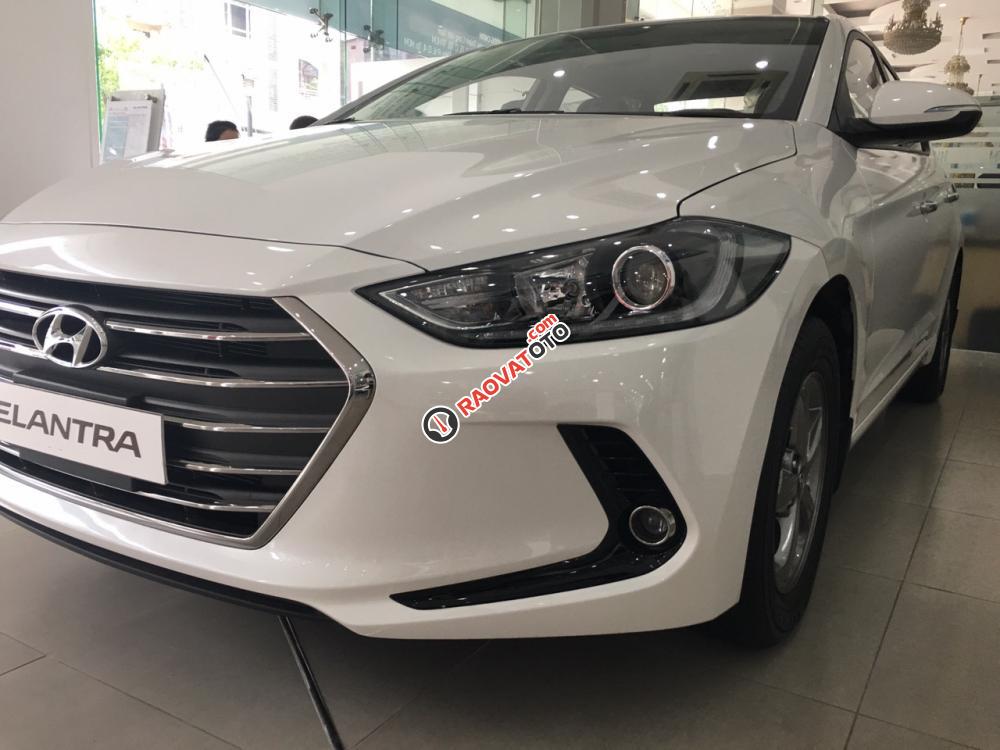 Giá xe Hyundai Elantra 1.6 MT đời 2017, màu trắng. Giá 659 triệu bao gồm tất cả chi phí. LH Hương: 0902.608.293-1