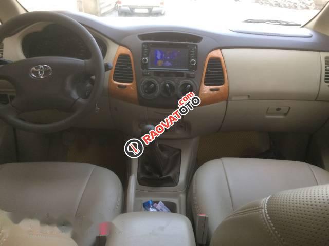 Bán Toyota Innova G đời 2010, màu bạc xe gia đình  -4