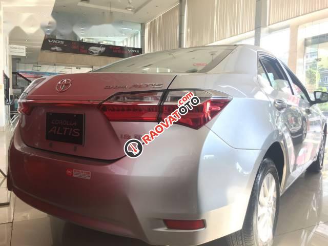 Bán Toyota Corolla Altis đời 2017, màu bạc-4