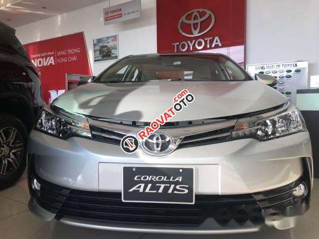 Bán Toyota Corolla Altis đời 2017, màu bạc-0