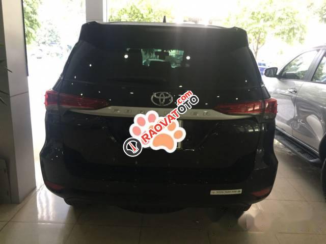 Bán Toyota Fortuner đời 2017, màu đen số sàn-1