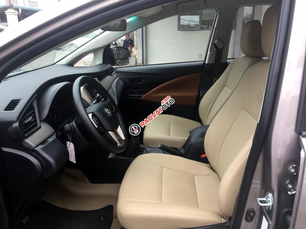 Toyota Cầu Diễn bán Innova E 2017 màu bạc-1