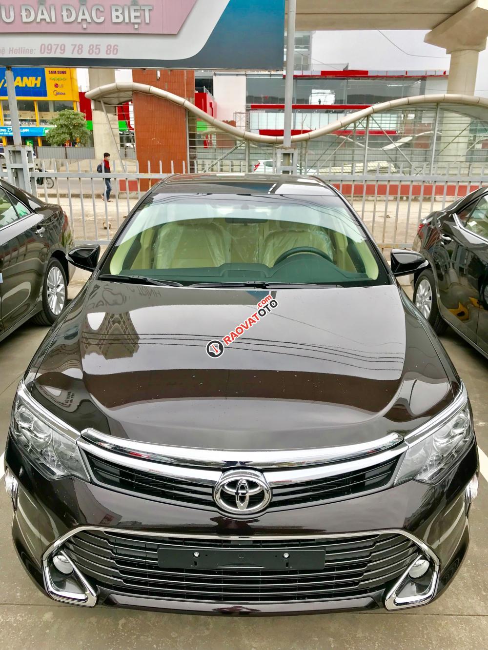 Cần bán xe Toyota Camry 2.0E đời 2017, màu nâu-3