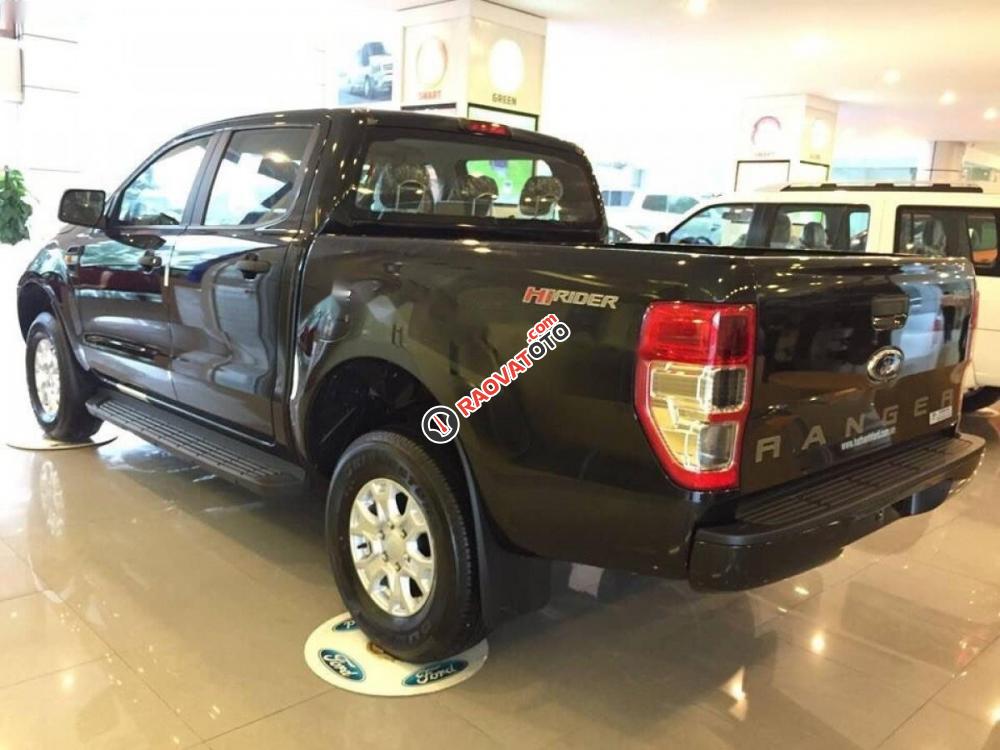 Cần bán Ford Ranger XLS AT đời 2017, màu đen, nhập khẩu-1