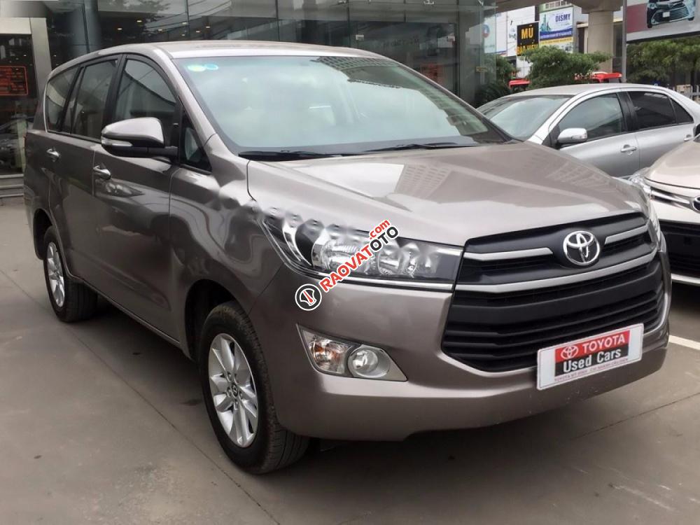 Bán ô tô Toyota Innova 2.0E đời 2017, màu bạc số sàn, 745 triệu-1