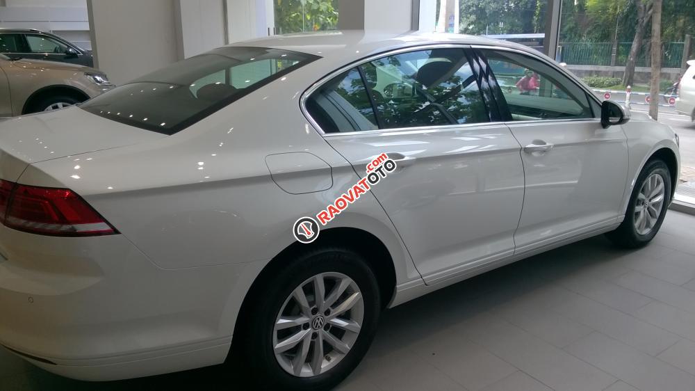Volkswagen Passat 1.8L TSI E năm 2016, màu trắng ngọc trai. Hỗ trợ vay 80% giá trị xe, LH Hương 0902.608.293-13