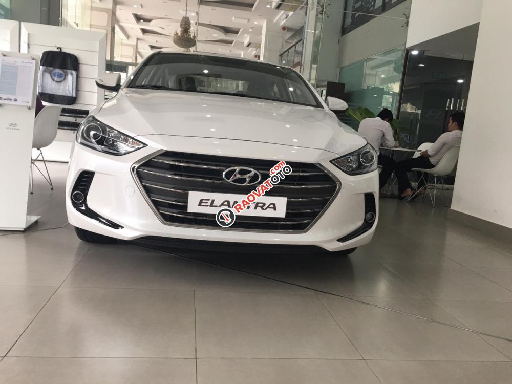 Giá xe Hyundai Elantra 1.6 MT đời 2017, màu trắng. Giá 659 triệu bao gồm tất cả chi phí. LH Hương: 0902.608.293-16