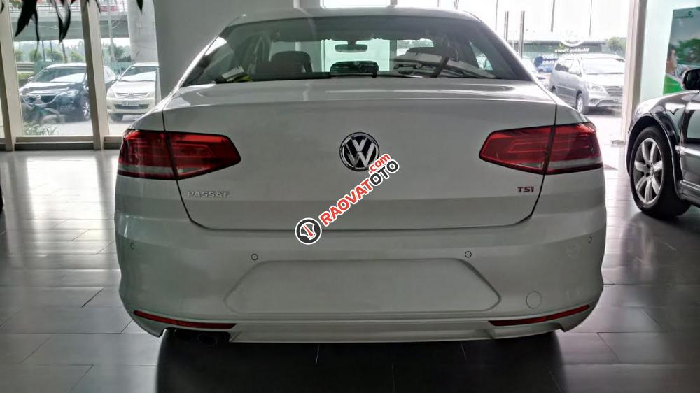 Volkswagen Passat 1.8L TSI E năm 2016, màu trắng ngọc trai. Hỗ trợ vay 80% giá trị xe, LH Hương 0902.608.293-2