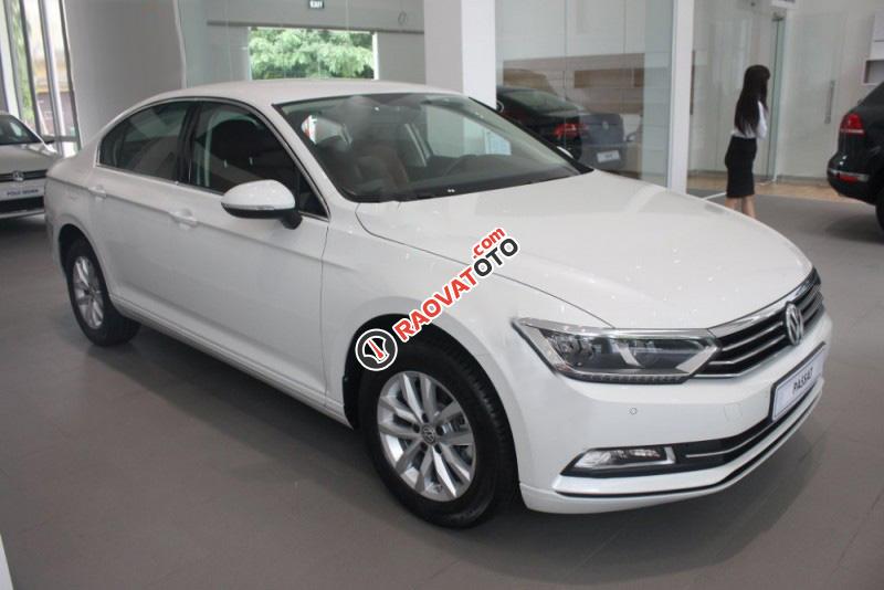 Volkswagen Passat 1.8L TSI E năm 2016, màu trắng ngọc trai. Hỗ trợ vay 80% giá trị xe, LH Hương 0902.608.293-8