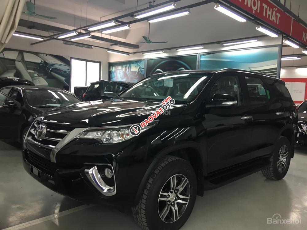 Giao ngay Fortuner máy xăng, 1 cầu, số tự động, giá tốt nhất KV Nghệ - Tĩnh. LH Toyota Vinh 09.1900.5676-0