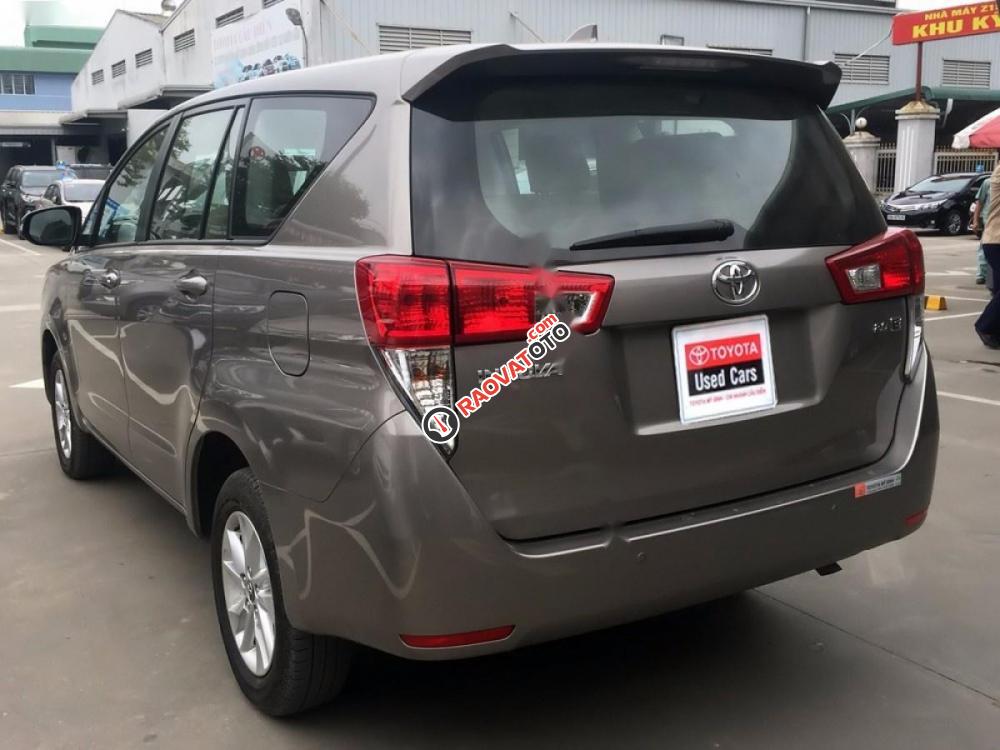 Bán ô tô Toyota Innova 2.0E đời 2017, màu bạc số sàn, 745 triệu-2