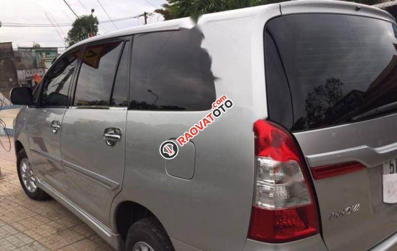 Cần bán xe Toyota Innova E sản xuất 2014, màu bạc-1