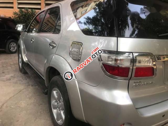 Bán gấp Toyota Fortuner 2.7V đời 2011, màu bạc số tự động-1