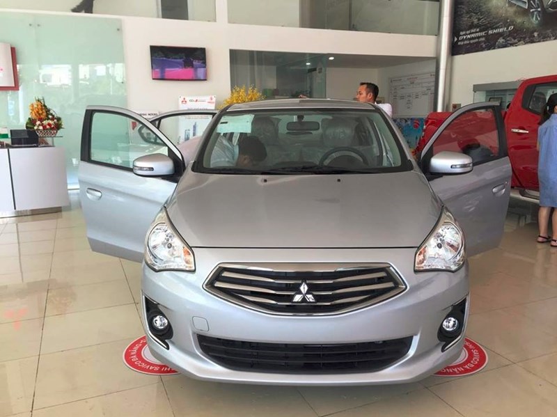 Bán Mitsubishi Attrage đời 2017, màu bạc, nhập khẩu  -1