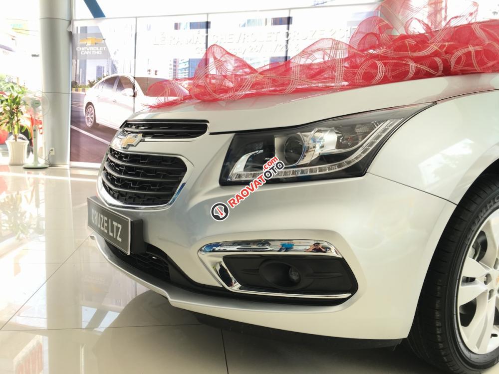 Bán xe Chevrolet Cruze LT năm 2017, màu bạc-0