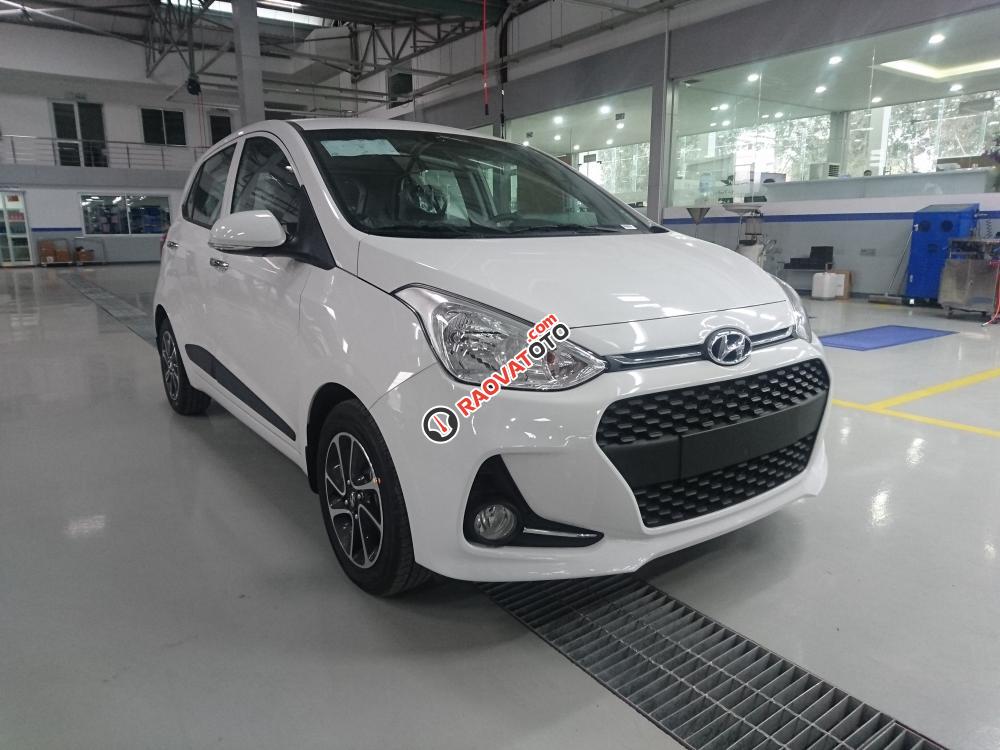 Bán xe Hyundai Grand i10 nhập khẩu SX 2018 màu trắng, các phiên bản, giá tốt nhất. LH 090.467.5566-0