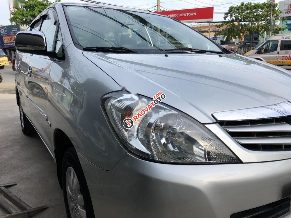 Cần bán xe Toyota Innova đời 2010, màu bạc như mới, giá 450tr-6