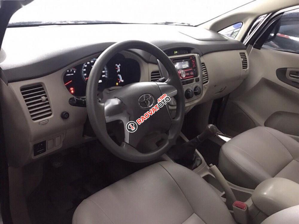 Bán Toyota Innova 2.0E năm 2015 như mới, giá tốt-6